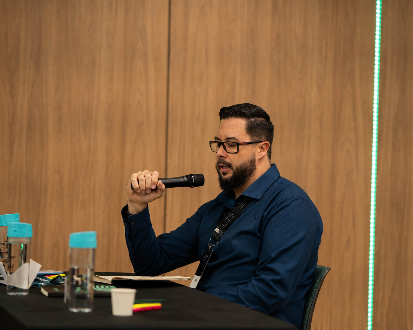 José Luis compartilhando uma mensagem durante um encontro